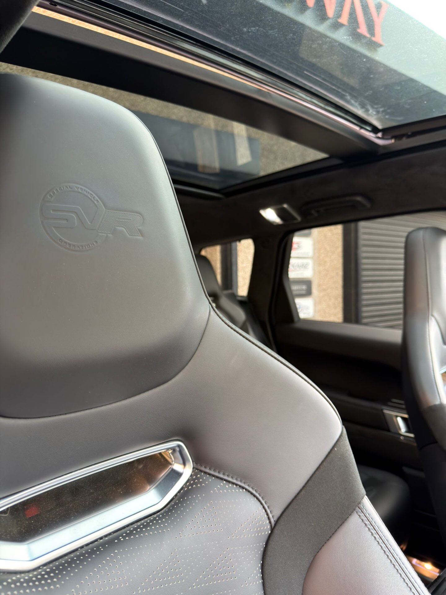 Range Rover SVR — view 18